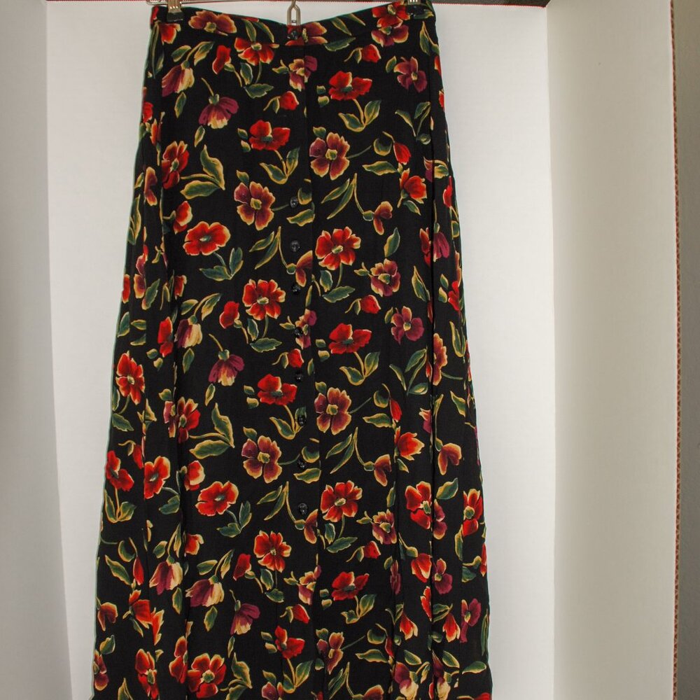 Jones New York A line skirt. Black with red floral pattern Size small.